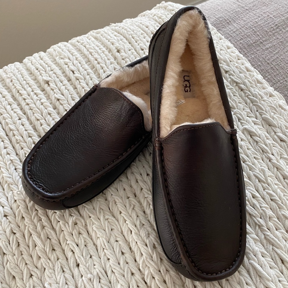 Brand new men’s Ugg Ascot slippers!